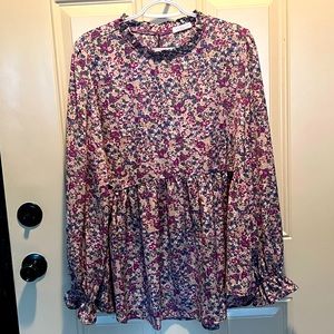 Cute blouse, never worn.
